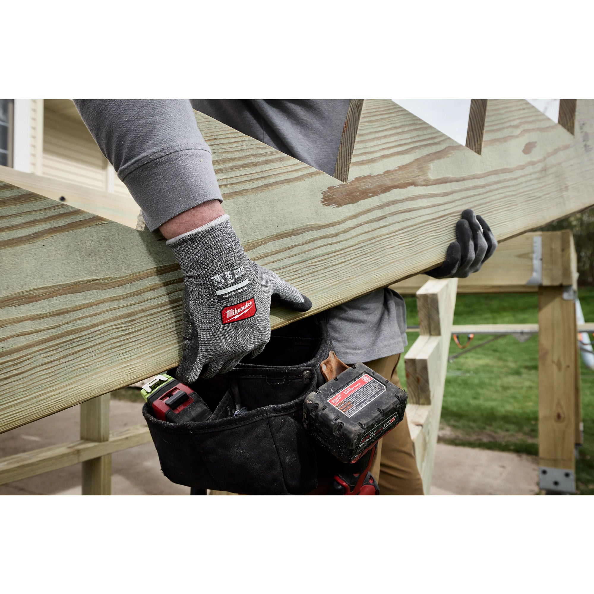 Milwaukee 48-73-6940E Cut Level 4 High Dexterity Nitrile Dipped Gloves w/ WEAR-DEFENSE™ Protection- S