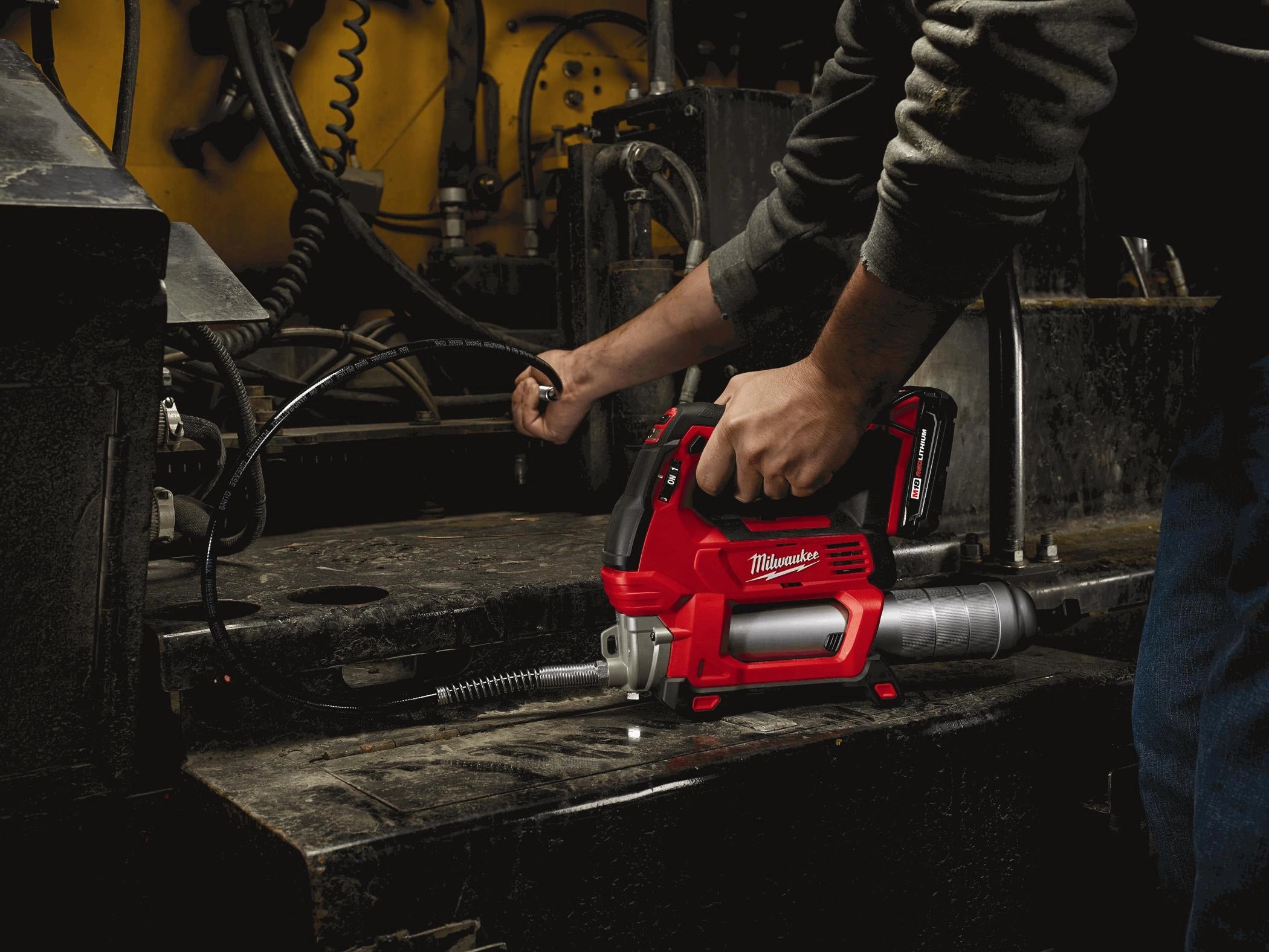 Milwaukee 2646-22CT M18 2-Speed Grease Gun Kit - Ace Tool Group - Milwaukee
