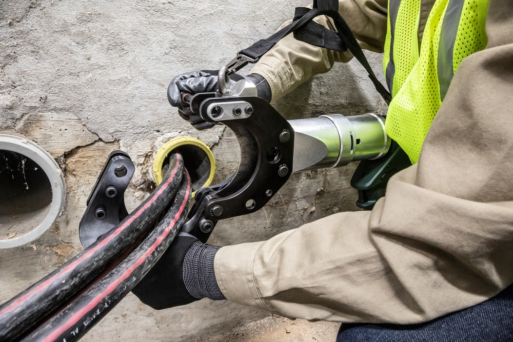 Greenlee ESG105LXR11 105mm Gator® Guillotine Remote Cable Cutter, 120V Charger - Ace Tool Group - Greenlee
